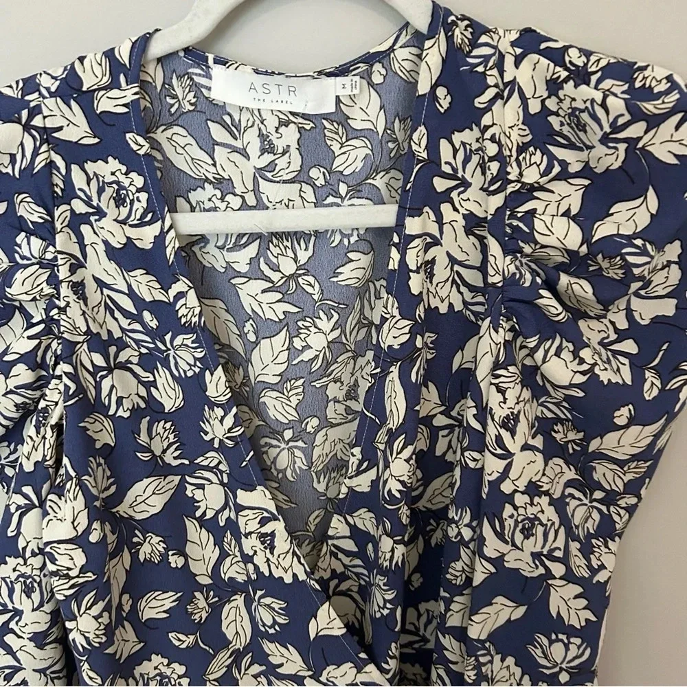 ASTR the Label Periwinkle Floral Puff Sleeve Wrap Blouse Size Medium